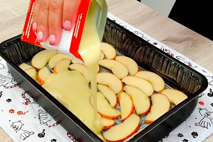 bolo de maçã que já sai do forno com cobertura de maçã