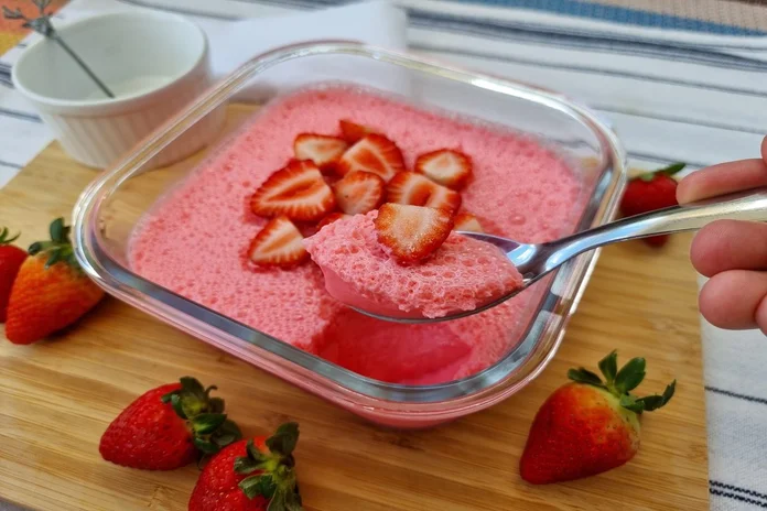mousse de morango fácil e rápido