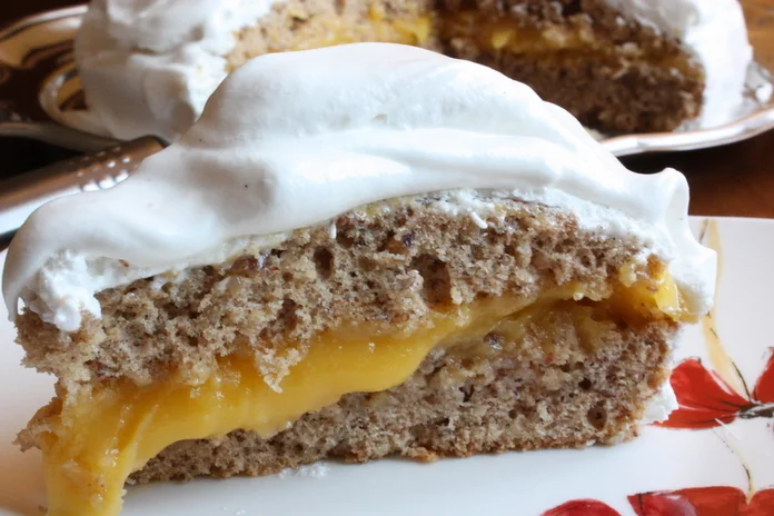 receita de bolo de castanhas com recheio de baba de moça e cobertura de merengue