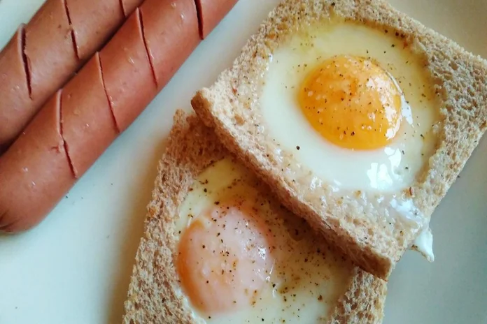 receita de torrada com ovo no meio