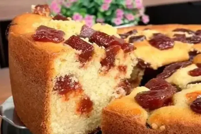 receita de bolo de fubá com goiabada em pedaços fácil e cremoso