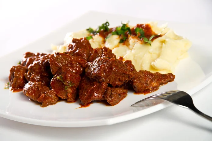 receita de carne de panela da vovó acompanhado de um delicioso purê de batata