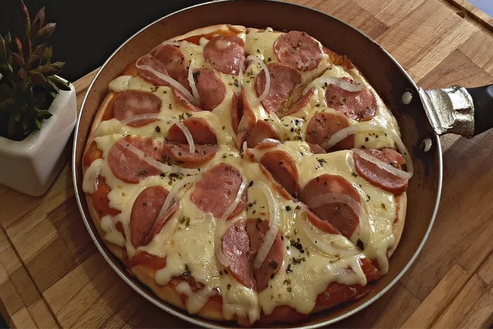 essa pizza de frigideira vai encantar a todos com sua massa leve e saborosa