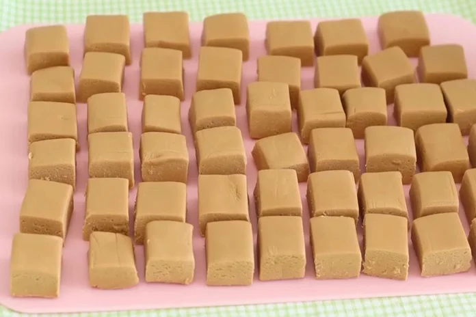 quadradinhos de doce de leite com 2 ingredientes e sem ir ao fogo