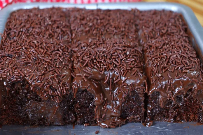 bolo de chocolate molhadinho com cobertura de brigadeiro
