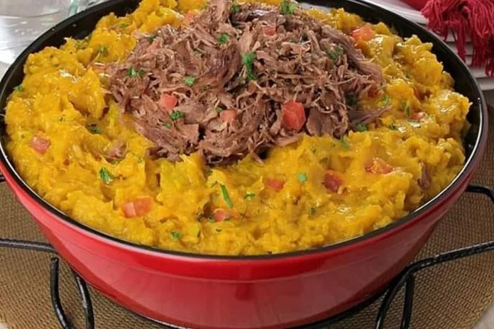 escondidinho de carne seca com purê de abóbora