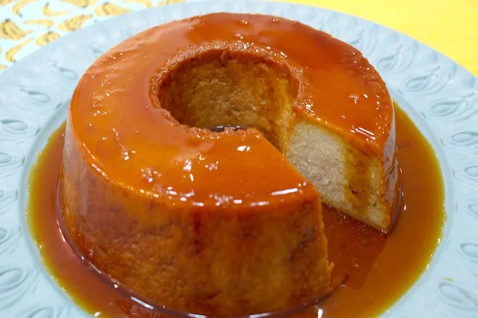 Pudim de banana super cremoso e fácil de fazer, que acompanha uma calda