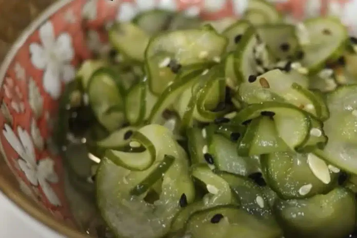 salada japonesa de pepino com aquele toque agridoce maravilhoso